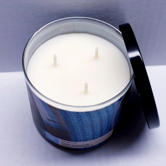 Goose Creek COZY SWEATER Large 3-Wick Scented Candle, 14.5 oz - Picture 3 of 5